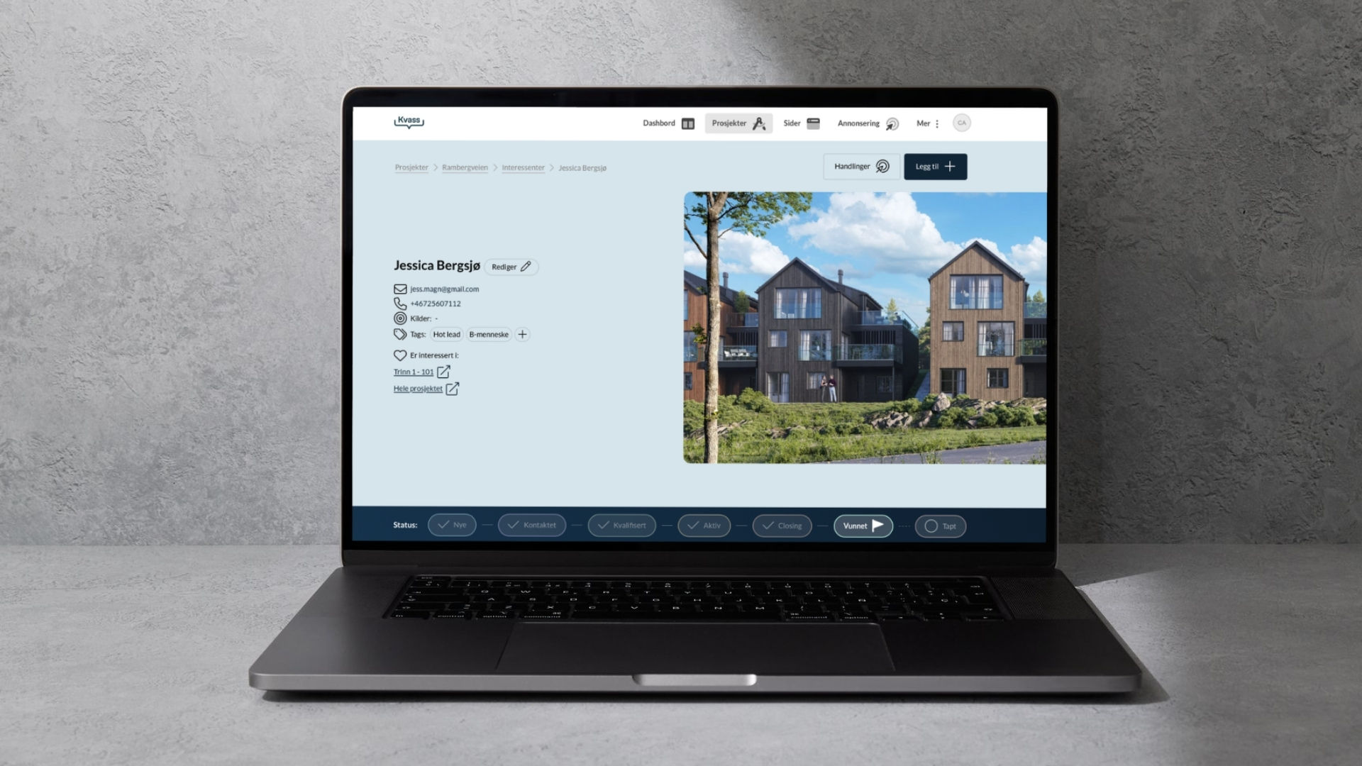 Laptop som viser Kvass-plattformen med interessentside for en potensiell kjøper, med nøkkelinformasjon som kontaktdetaljer, tags og salgsstatus i pipeline-visning nederst.